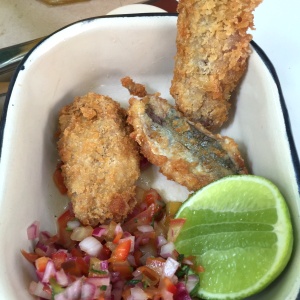 Sardinas empanizadas, lo mejor del local
