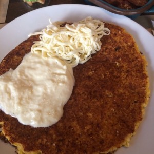 cachapa con queso clineja y queso de mano