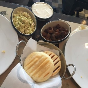 Cazuela con arepas 