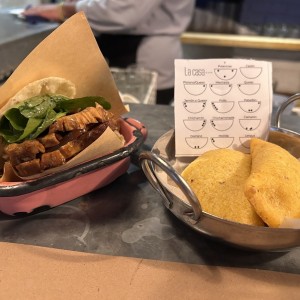 Arepa de cochino asado  y empanadas de cazon y carne desmechada 