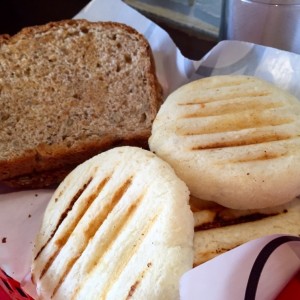 Arepas de maiz pilado y pan multicereal
