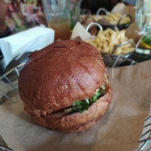 Sandwich de pollo en pan artesanal