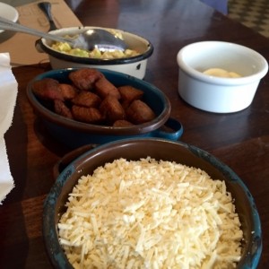 cazuela de cochino frito, queso rallado y reina pepiada.