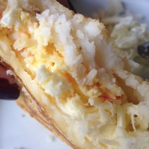 Arepa con perico y queso clineja. 