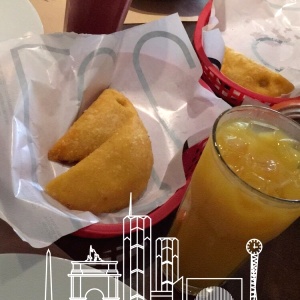 Empanadas y jugo de parchita