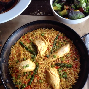 Arroz con pollo en paellera y ensalada