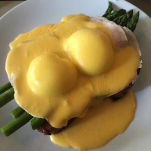 huevos benedictinos con esparragos