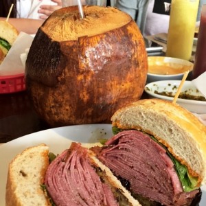 sanduche de salami + agua de coco