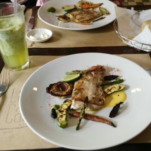 Dorado a la plancha con vegetales.