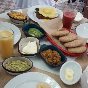 Cazuelas, arepas de cjicharon y empanadas