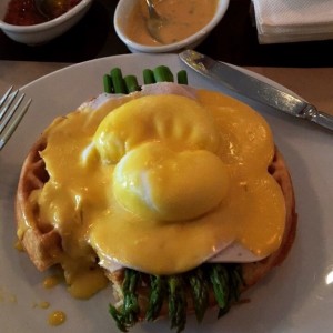Waffle con huevos benedictinos 