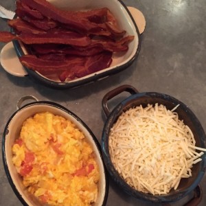 tocinetas, perico y queso blanco