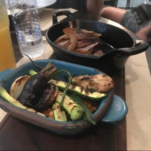 lomito con vegetales a la parrilla