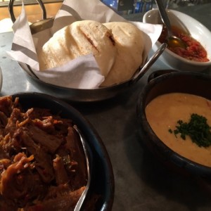 arepa con carne mechada y mojo trujillano