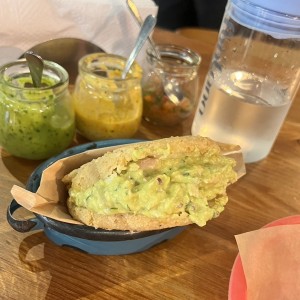 Arepa de Chicharron con Reina Pepiada