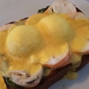 Huevos benedictinos con langosta