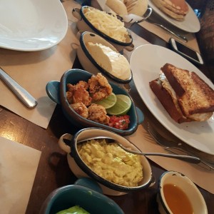 arepas, varios rellenos, huevas de pescado, divino todo