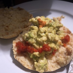 arepa de chicharron pilao y reina pepiada