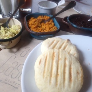 arepa de maiz pilado y chicharron. Cazuelas de reina pepiada, cazon y caraotas