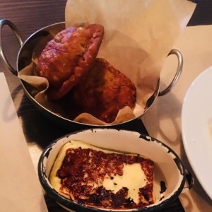 Pastelitos andinos y queso a la plancha