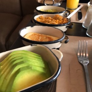 cazuelas varias. queso a la plancha, aguacate, reina pepeada, cazon