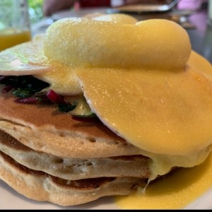 huevos benedictinos sobre panquecas y acelgas 