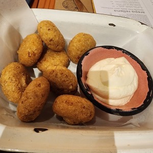 Arepitas de chicharrón con nata