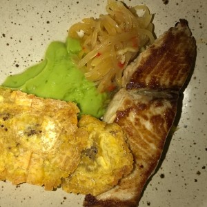 churrasco de dorado con pure de aguacate y Tostones