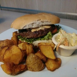 Combo de hamburguesa, papas, ensalada y refresco