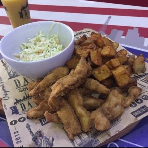 Pechuga de pollo empanizada-Papas rusticas-Coleslaw