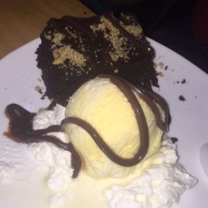 Brownie con helado de mantecado