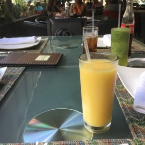 jugo de melocoton y Limoneda con hierba buena. Muy bueno 