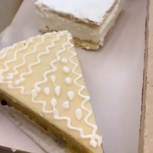 torta de mazapan y milhojas de nata