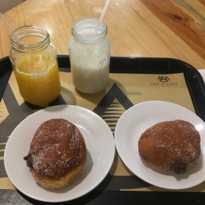 bomba rellena de nutella/ jugos: naranja y guanabana.