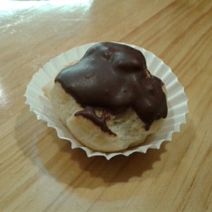 Profiterol, fresco, muy bueno