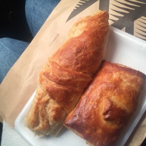 croassant de jamon y queso y pastel de pollo