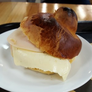 Brioche de queso y pavo