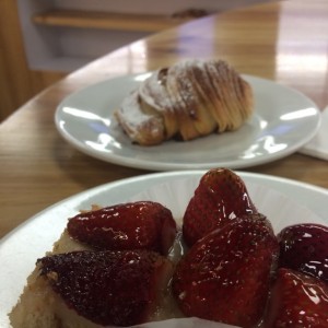 Dulce grande de fresa y Sfogiatella