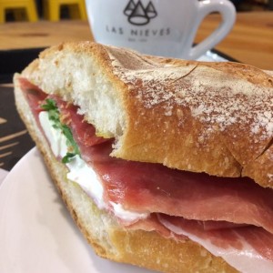 Panini prosciutto y burrata 