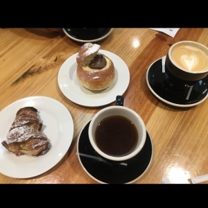 Cola de langosta, Mini Brioche de Nutulla con Cafes Guayoyo y con Leche