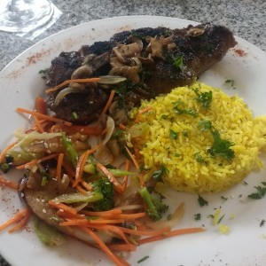 solomo, arroz y vegetales salteados