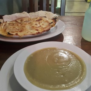 pasticho de pollo y champiñones con sopa y limonada