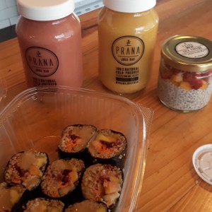 Veggie Rolls + Chia pudding + Jugos