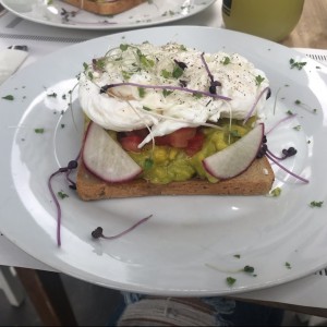 tostada salada con dos huevos