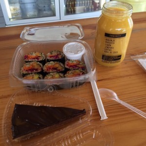 Sushi de quinoa, pie de snickers y jugo de naranja, parchita, limon...