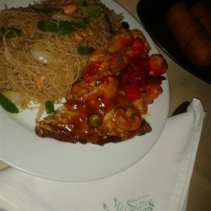 Fideos Cantones, foo yung, pollo agridulce.