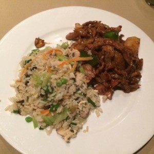 Arroz con vegetales y lomito