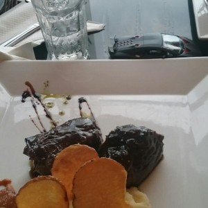 medallones de lomito con  papas en dos texturas 