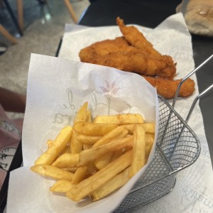 Tenders de pollo y papas fritas
