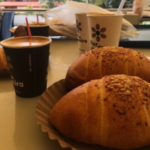 croissant de pavo, queso crema y cheddar